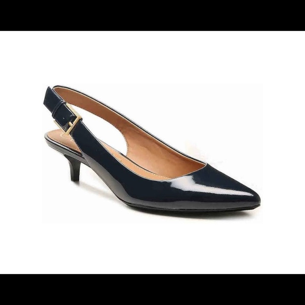 Black patent leather pointed kitten heel